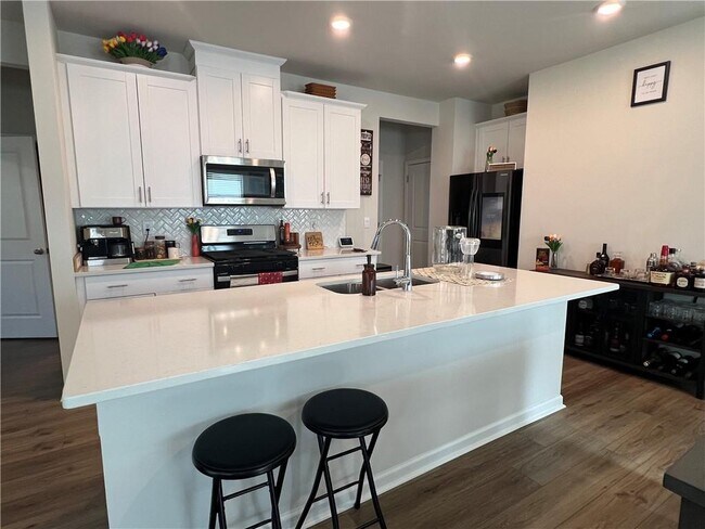 Building Photo - 242 Wells Cir