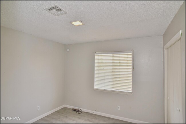 Building Photo - 10415 Ashwood Dr