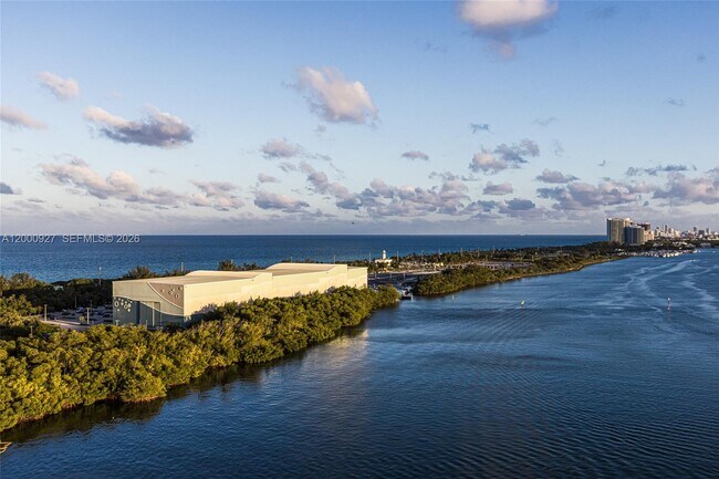 Building Photo - 500 Bayview Dr