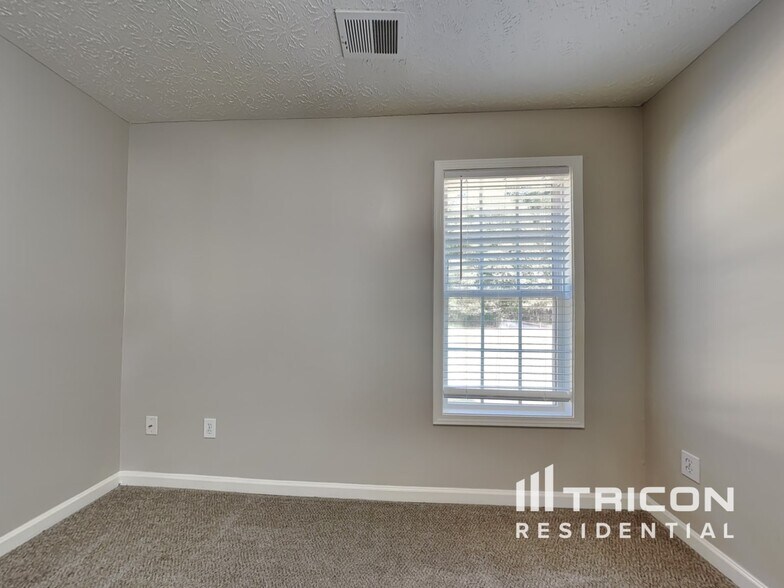 Building Photo - 714 Manor Ridge Dr