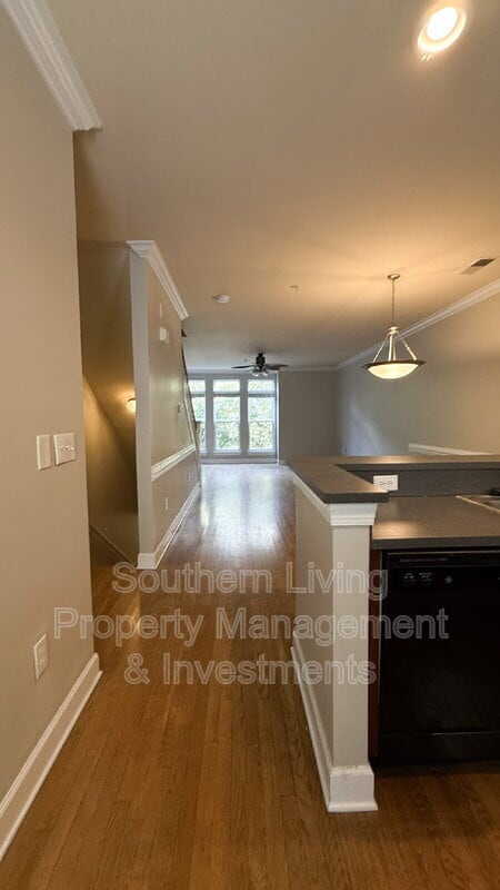 Building Photo - 127 S Sycamore St