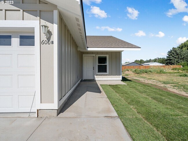 Building Photo - 600 N Earl Ct