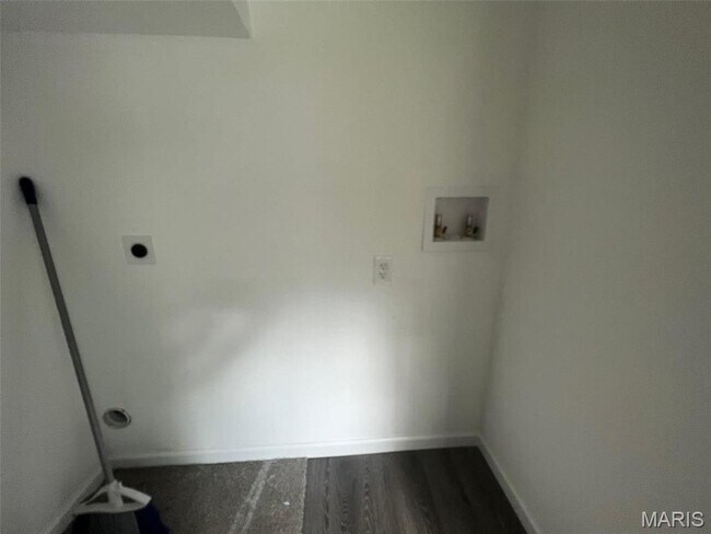 Building Photo - 115 W Cartwright Ave