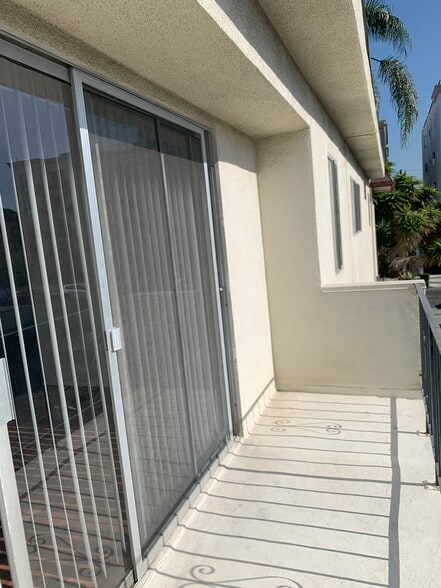 Balcony 13.5' X 4' - 1055 S Holt Ave