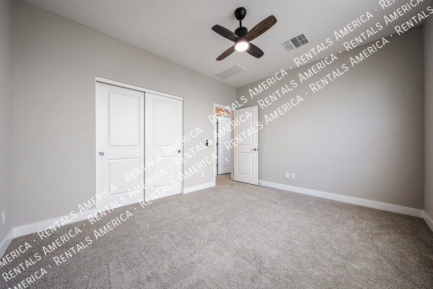 Building Photo - 1321 W Coyote Dr