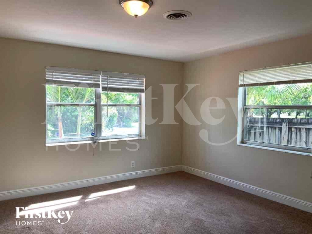 Building Photo - 727 S Pine St