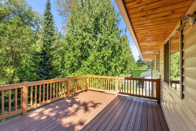 Building Photo - 3 Bed 2 Bath Fully Fenced Split Level Lake...