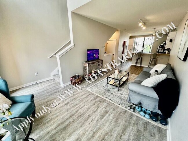 Building Photo - Beautiful 2 Bed 2.5 Bath Townhome Near The Plaza - Available NOW!!