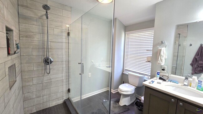 Building Photo - 201 Quail Run Dr