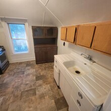 Building Photo - 119 Elm St