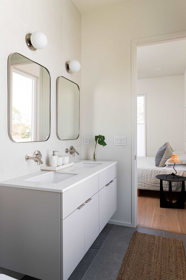 Building Photo - Great contempory home close to the heart of Greenville.