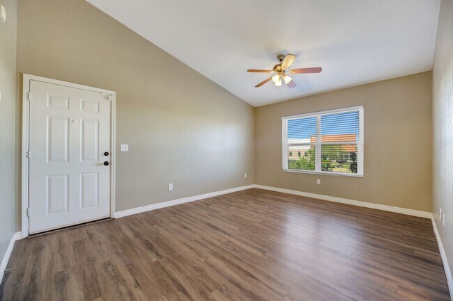 Building Photo - Gated 2 bedroom condo
