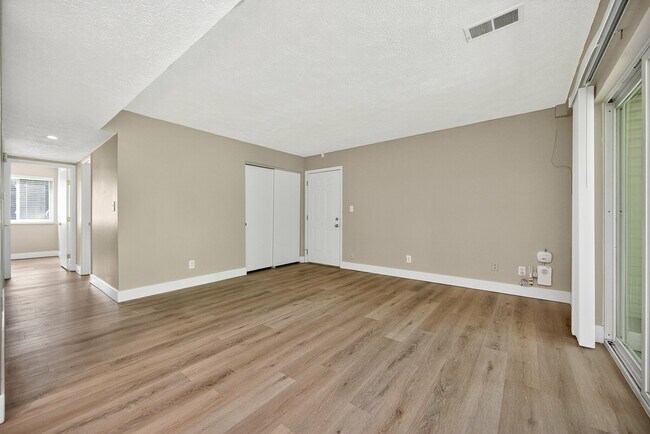 2x1 Renovated Living Space - Mariemont Woods