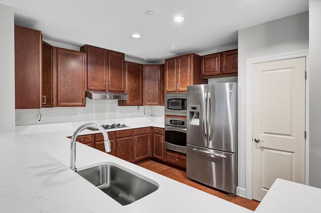 Building Photo - Daniel Island Condo Close to Marina