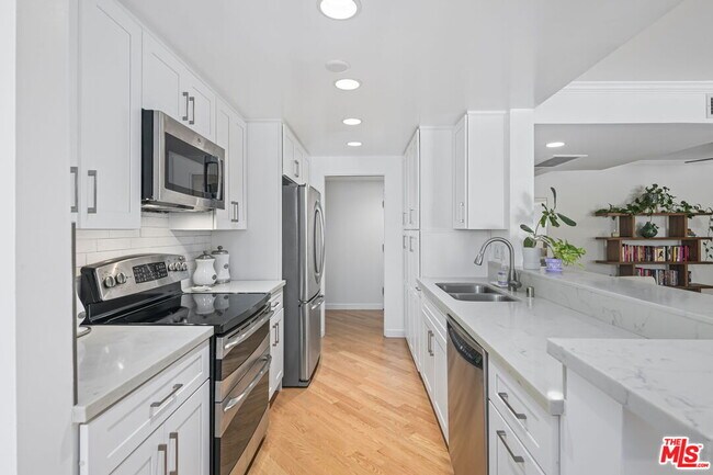 Building Photo - 725 S Barrington Ave