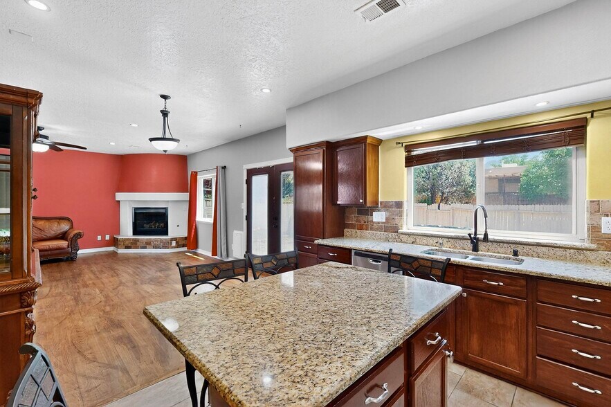 Building Photo - 244 Glenridge Park Ln NE
