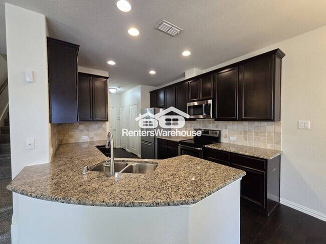 Building Photo - MOVE IN READY - Spacious 2-story townhouse...