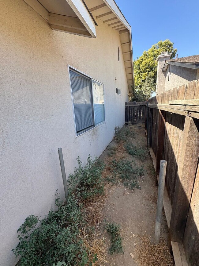 Building Photo - Cozy Home On Spacious Lot In Tulare Available Now!