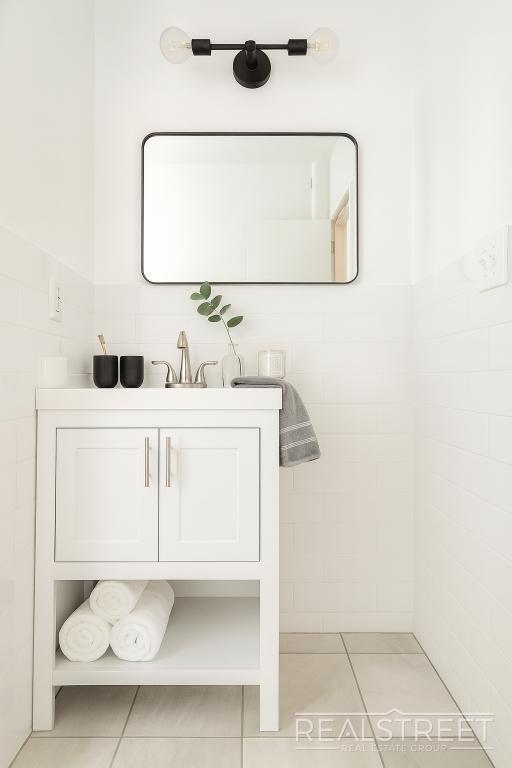 Building Photo - Renovated 3 BED in North Crown Heights