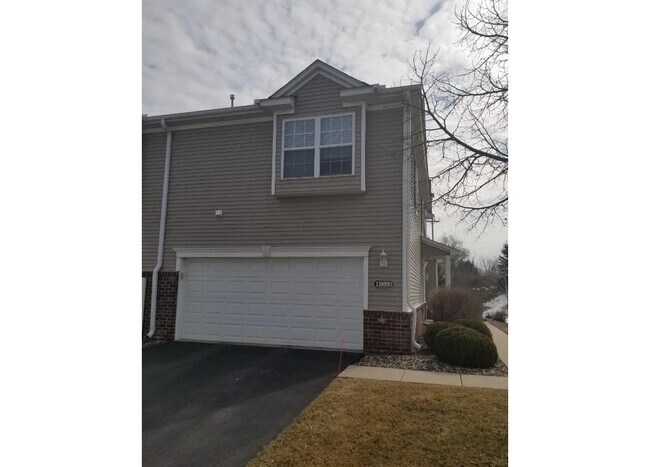 Building Photo - End-Unit Townhome *3Bd*2.5Ba plus loft*1767sqft. Community Pool! Available July 1st!
