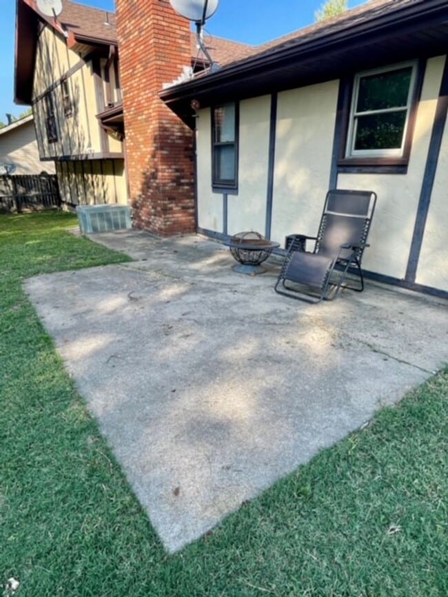 Building Photo - 3839 N Stewart Ave