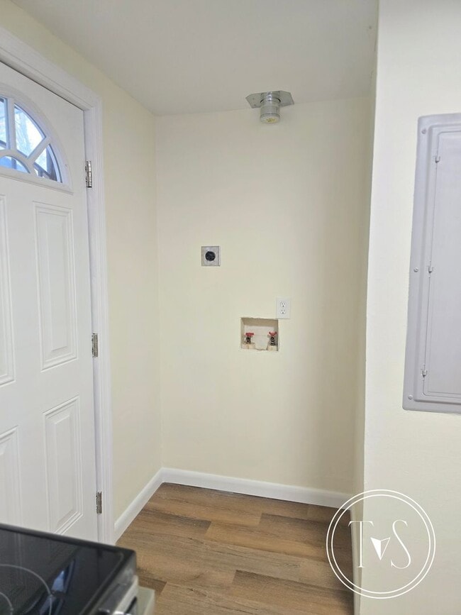 Building Photo - 816 W 48th St