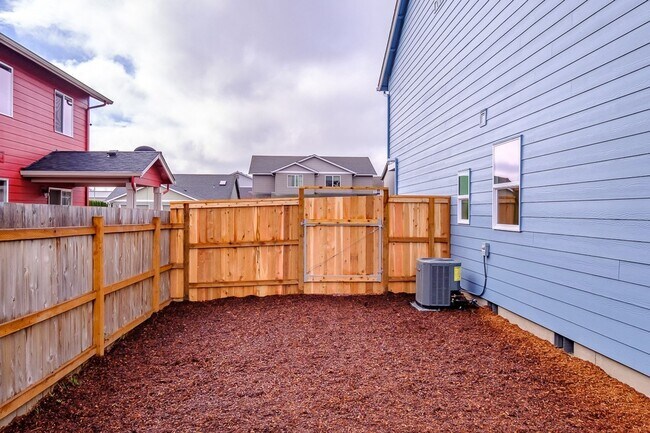 Building Photo - 270-272 Gwinn Street E