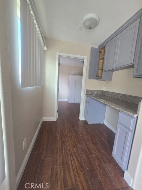 Building Photo - 628 W 59th Pl