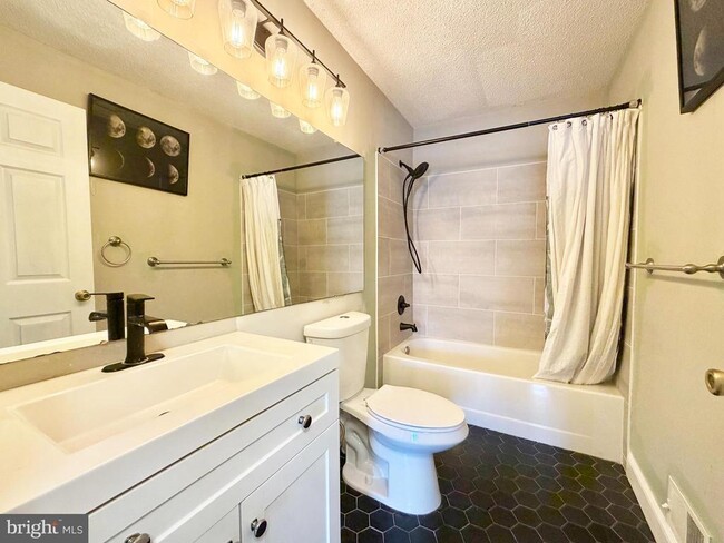 Building Photo - 21 Joyner Ct