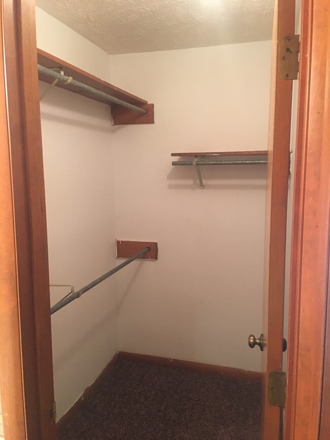 Building Photo - 6886 Kingsgate Dr