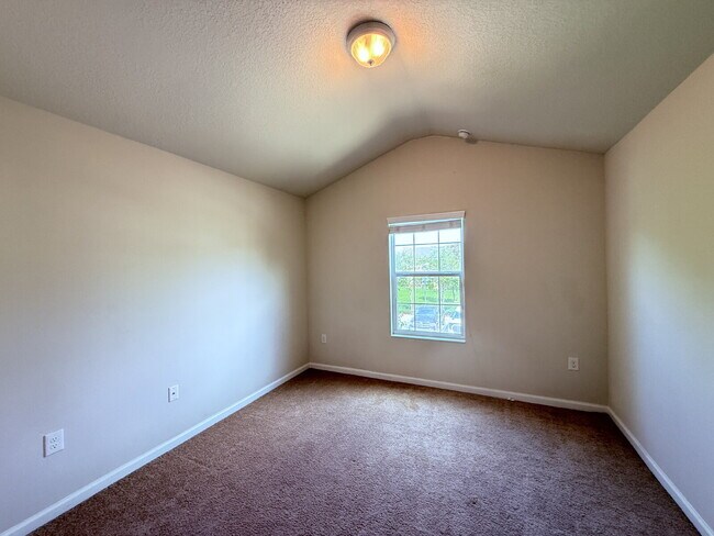 Building Photo - "Stunning Water View Townhouse for Rent in...