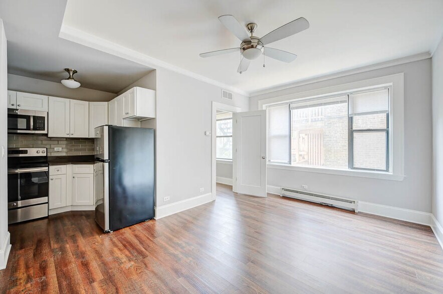 Building Photo - 818 W Lakeside Pl