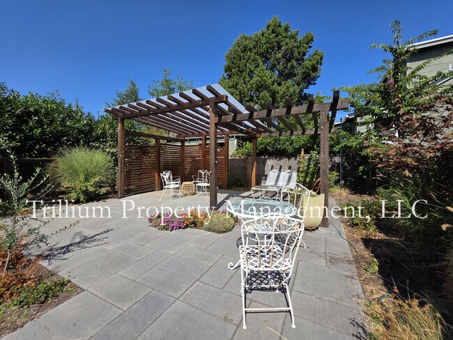 Building Photo - 3015 NE 67th Ave