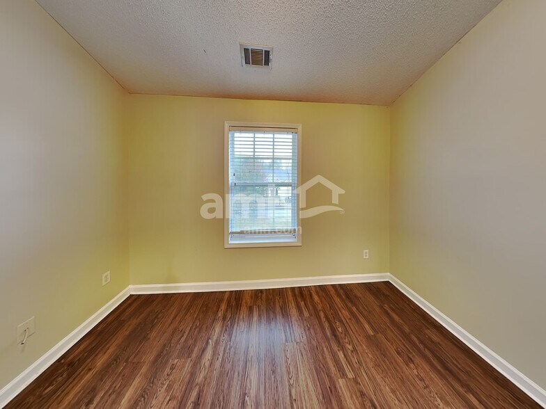 Building Photo - 429 The Gables Dr