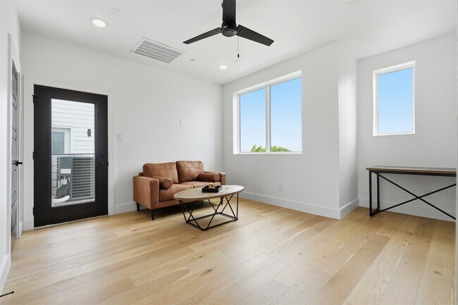 Building Photo - 1003 Kern St