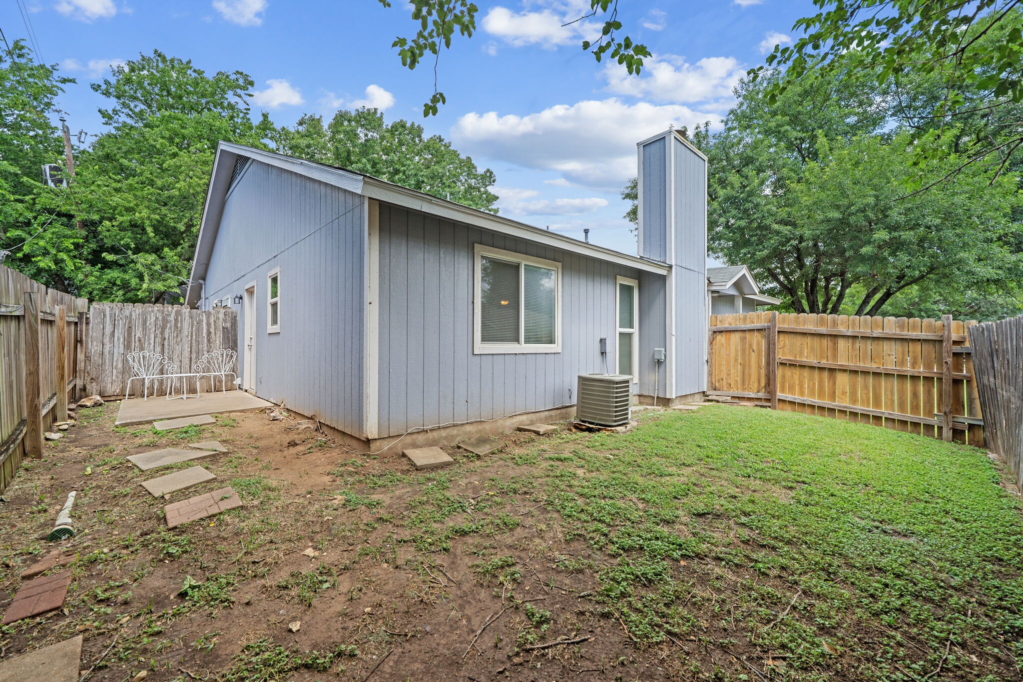 Building Photo - 703 Country Aire Dr