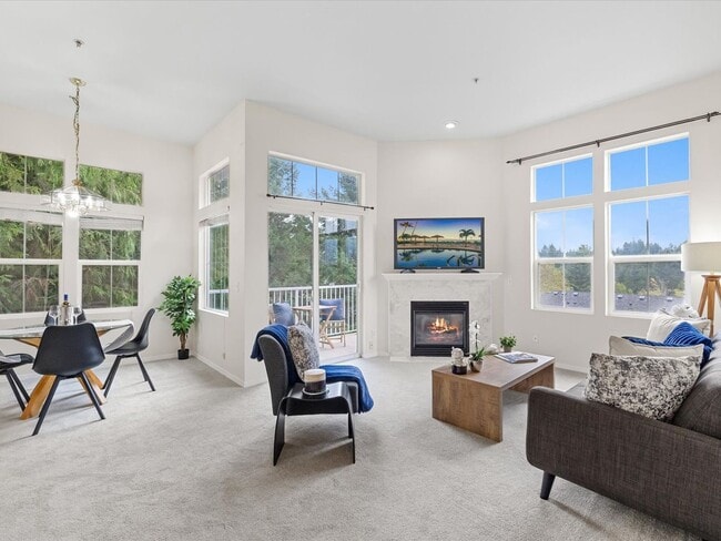 Building Photo - Available Now - 2 Bed/2 Bath End Unit Townhouse with Garage - Issaquah