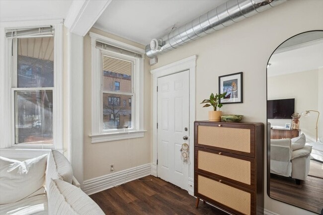 Building Photo - 2144 W Montrose Ave