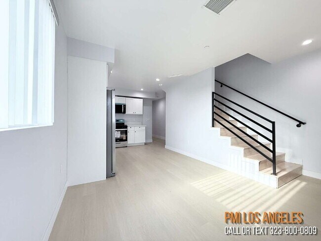 Building Photo - 208 E 87th St