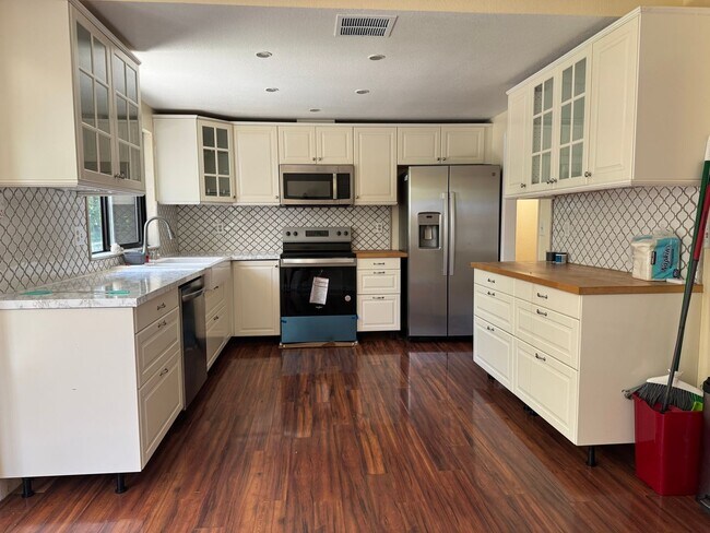 Building Photo - 2940 Candido Dr
