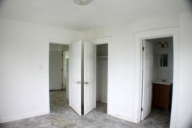 Building Photo - 508 Wayside Dr