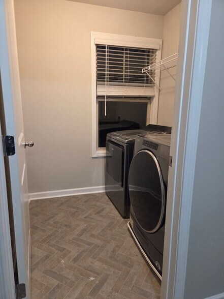 Building Photo - 302 Cashes Dr