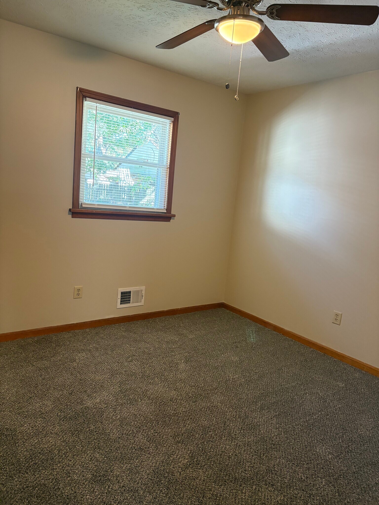 Building Photo - 942 Beecher St