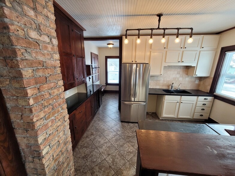 Kitchen - 1319 Prairie Ave