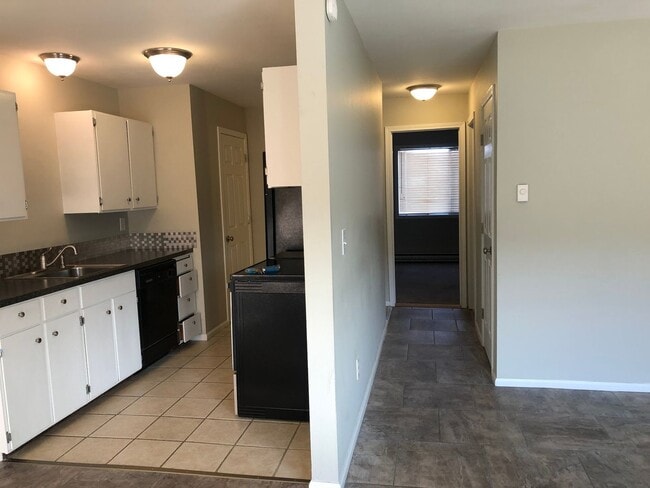 Building Photo - Now renting 1 bedroom Condo Downstairs