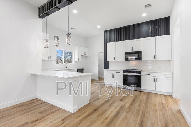 Building Photo - 1247 Bonham St