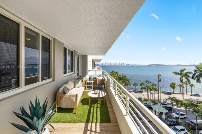 Building Photo - 1402 Brickell Bay Dr