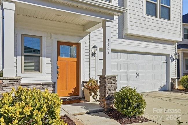 Building Photo - 3909 Woodland View Dr