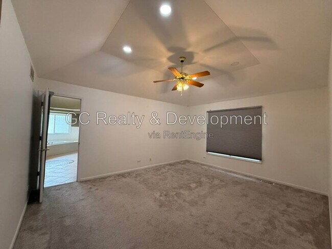 Building Photo - 882 Clarendon Ln