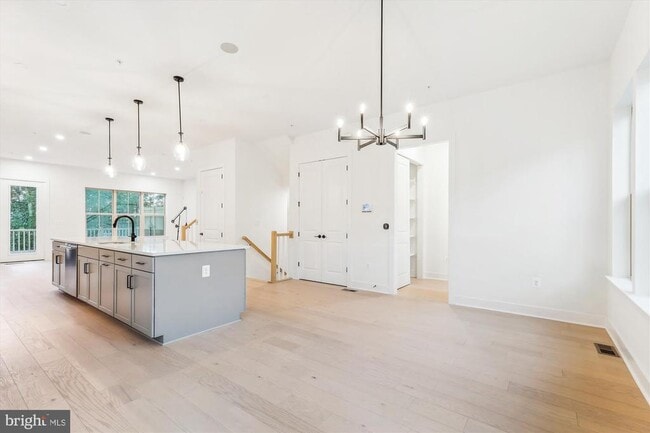 Building Photo - 10113 Dalmatian St